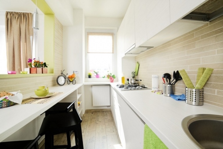 kleine Küchen einrichten schmal-zwei-zeilen-weiss-fliesenspiegel-sandfarbe-hellgruene-akzente