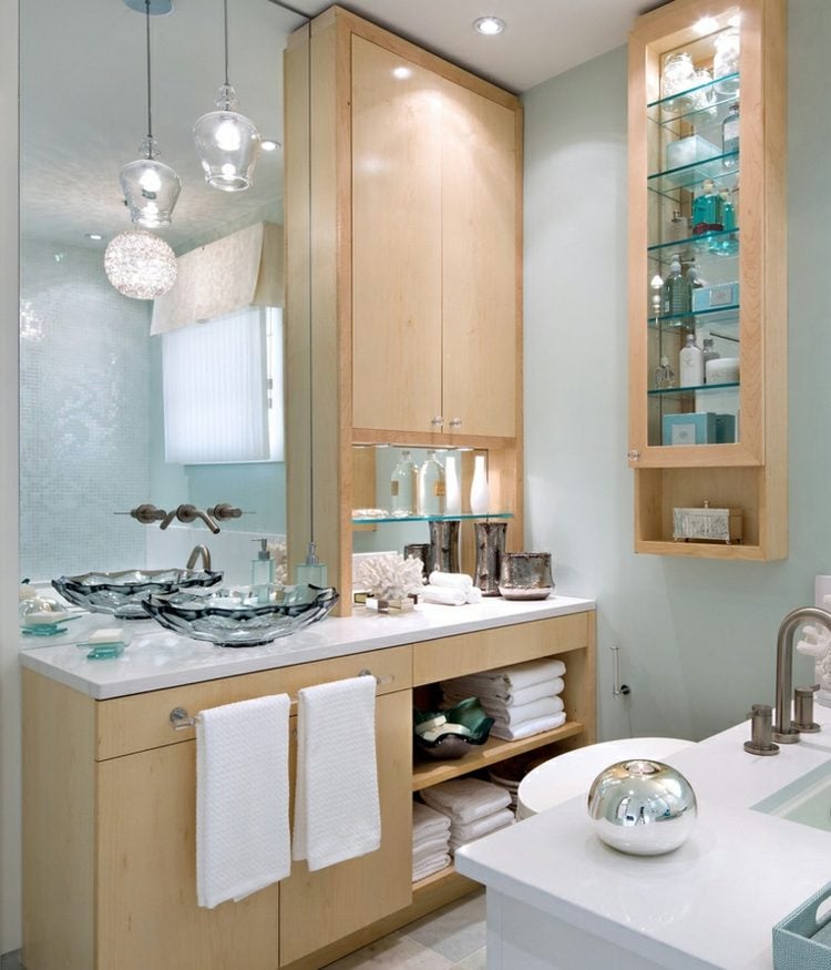 kleines-badezimmer-braun-hellblau-spiegelwand-glas-aufsatz-waschbecken-glasregal-holz-badmoebel