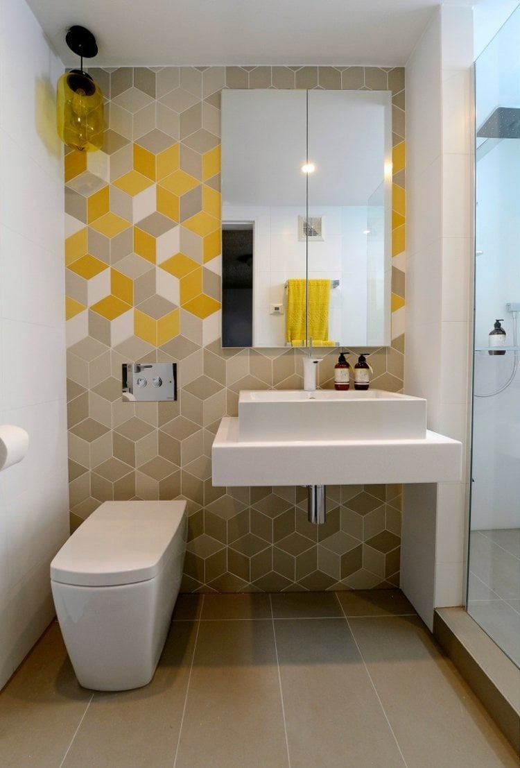 kleines-badezimmer-braune-gelbe-weisse-geometrische-fliesen-aufsatz-waschbecken-spiegelschrank