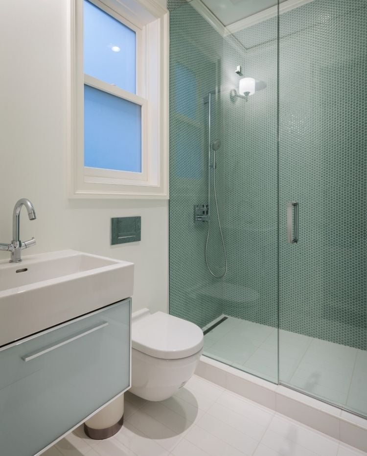 kleines-badezimmer-dusche-glastuer-gruene-fliesen-punktenmuster
