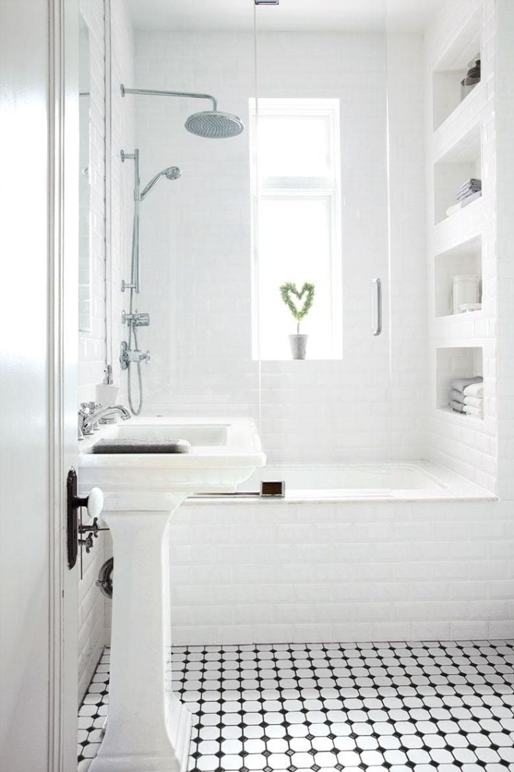 kleines-badezimmer-eingemauerte-badewanne-glas-abtrennung-regale-wandnischen