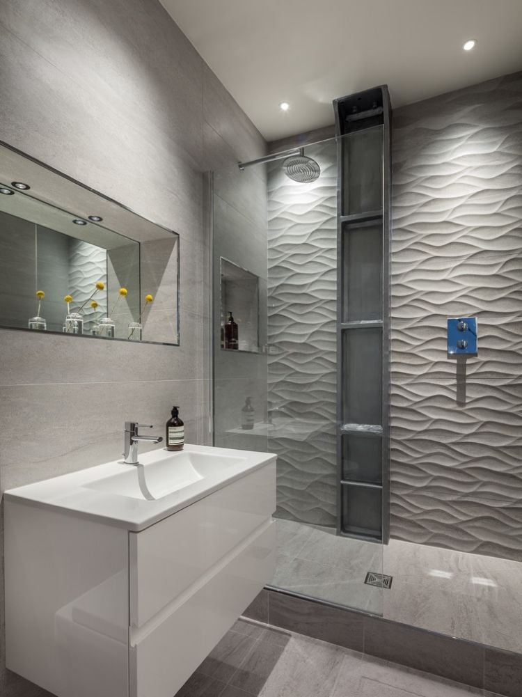 kleines-badezimmer-modern-dusche-graue-3d-fliesen