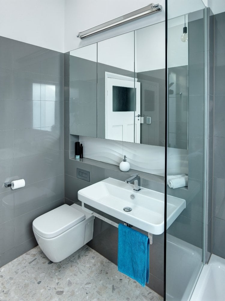 Kleines Badezimmer modern-graue-hochglanzfliesen-spiegelschrank