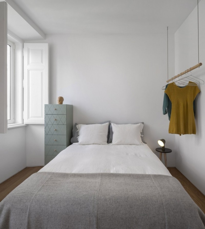 kleines-schlafzimmer-weiss-gestrichene-wande-hangende-kleiderstange-hochkommode