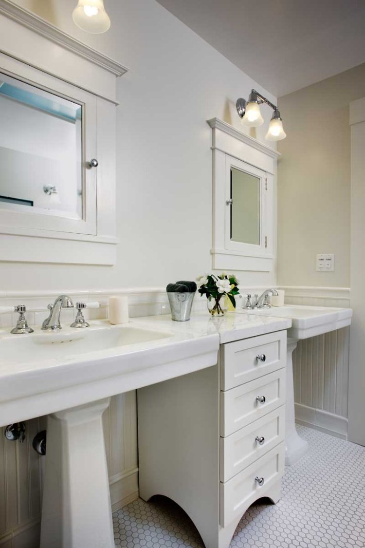 kommode-landhausstil-badezimmer-wess-doppelwaschbecken-spiegel-boden-wabenstruktur