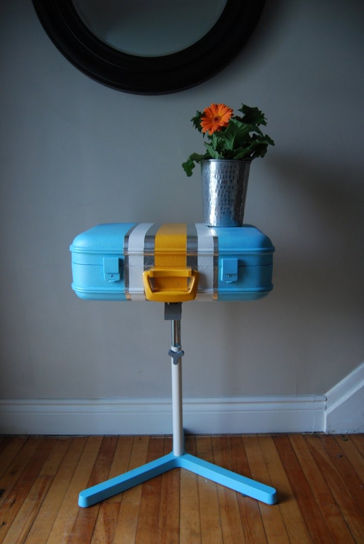 kreative-mobel-selber-bauen-ideen-koffer-vintage-blau-blumenvase-tisch