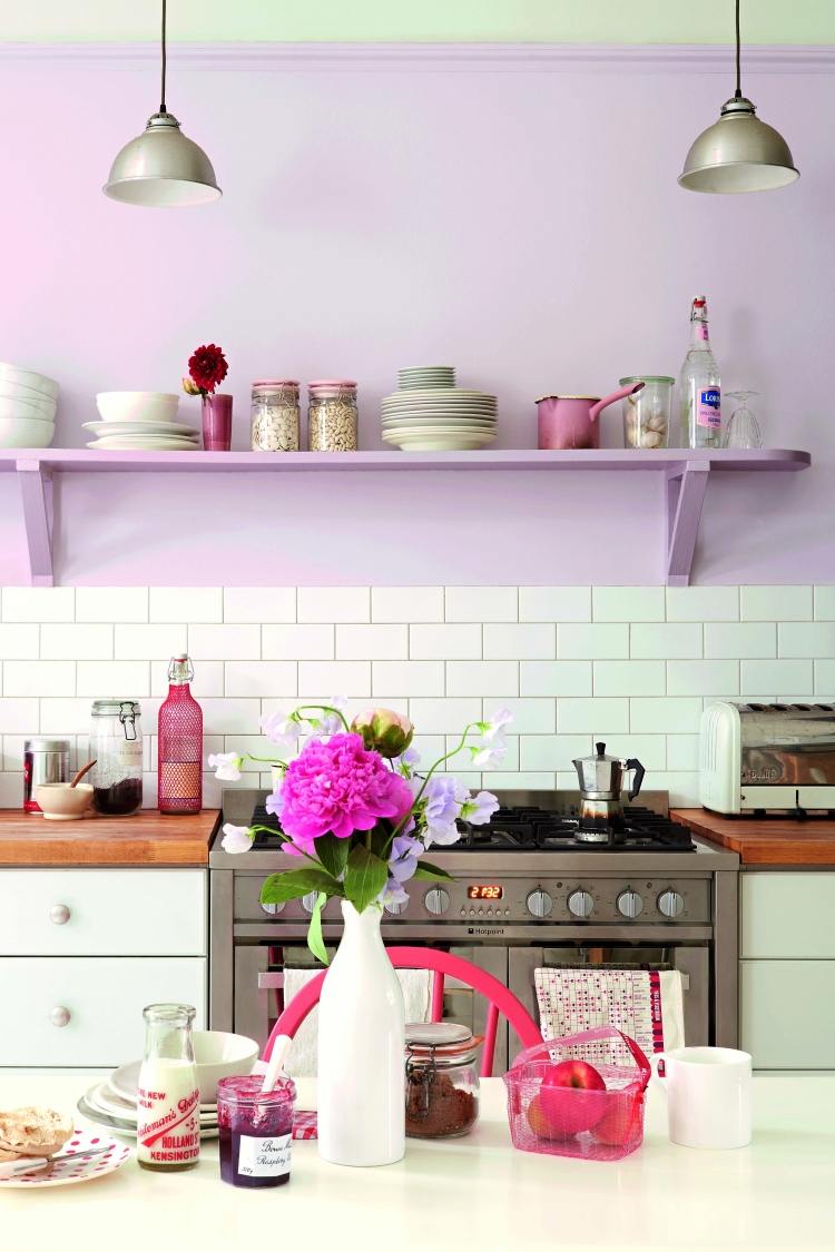 Küche Wandgestaltung ideen-flieder-wandfarbe-weisser-fliesenspiegel-holz-arbeitsplatte