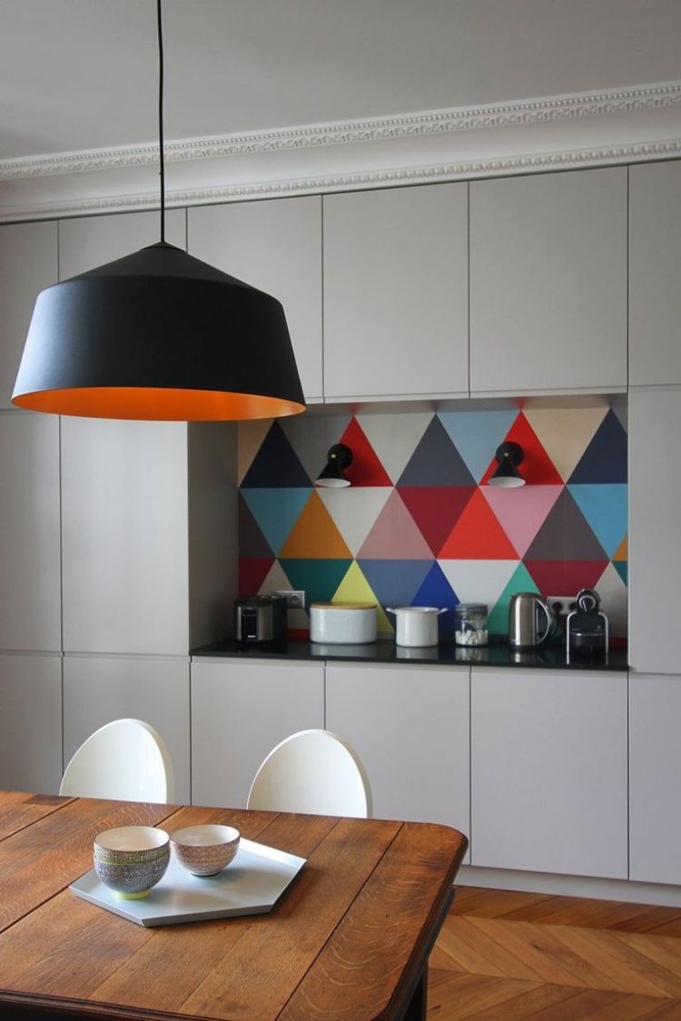 Küche Wandgestaltung -ideen-graue-grifflose-schrankfronten-bunte-rueckwand-geometrische-motive