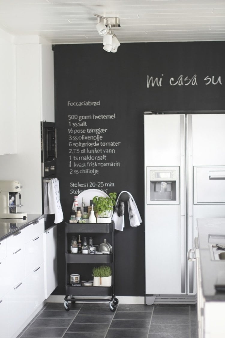 Küche Wandgestaltung ideen-tafelfarbe-weisse-kuechenschranke