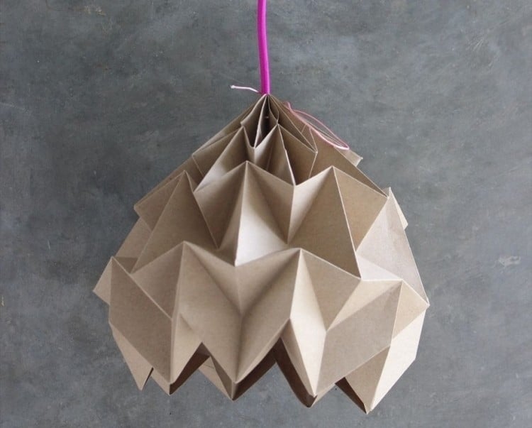 Lampenschirm basteln -papier-karton-origami-braunpapier-betonwand-kabel-pink