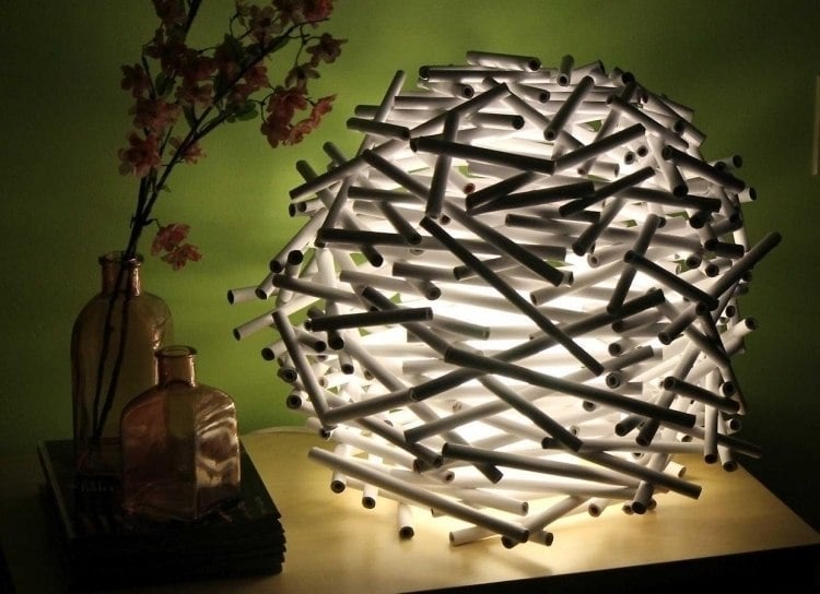 lampenschrim-basteln-papier-rolle-chaotisch-tischlampe-licht-kreativ-interessant