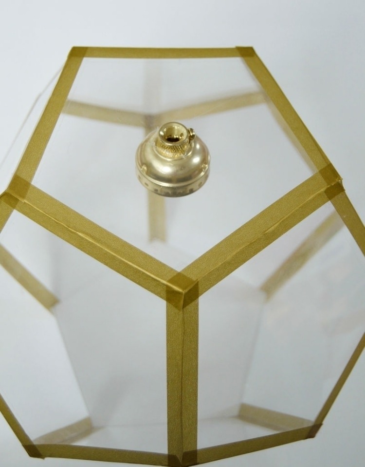 Lampenschirm basteln -plastik-durchsichtig-dodekaeder-geometrisch-modern-gold-klebeband