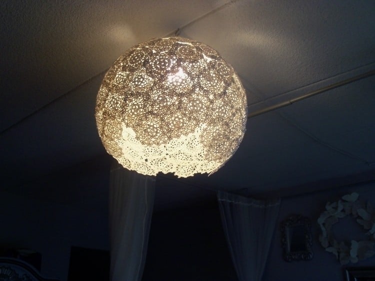 Lampenschirm basteln -spitze-spitzendeckchen-leuchte-weiss-dunkel-abend-licht