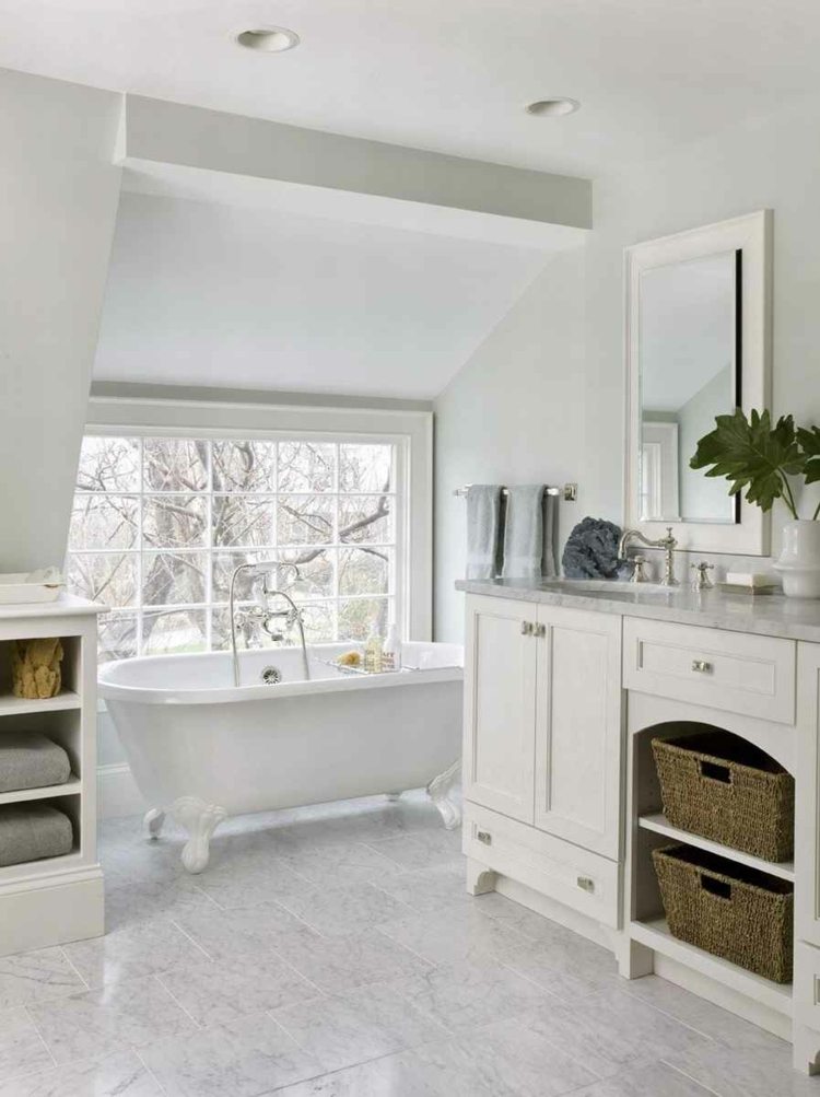 landhausstil badezimmer weiss elegant romantisch fenster wanne korb