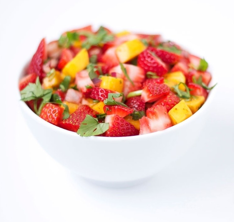 leichte-sommer-rezepte-obstsalat-bunt-erdbeere-mango-avocado-kopfsalat-nuesse-speck