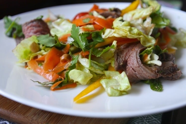 leichte-sommer-rezepte-rindfleisch-salat-rind-kopfsalat-karoten-minze-paprika