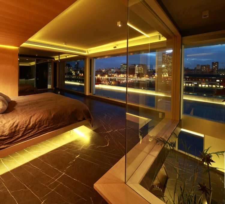 marmor schwarz fussboden schlafzimmer design beleuchtung indirekt glas wand