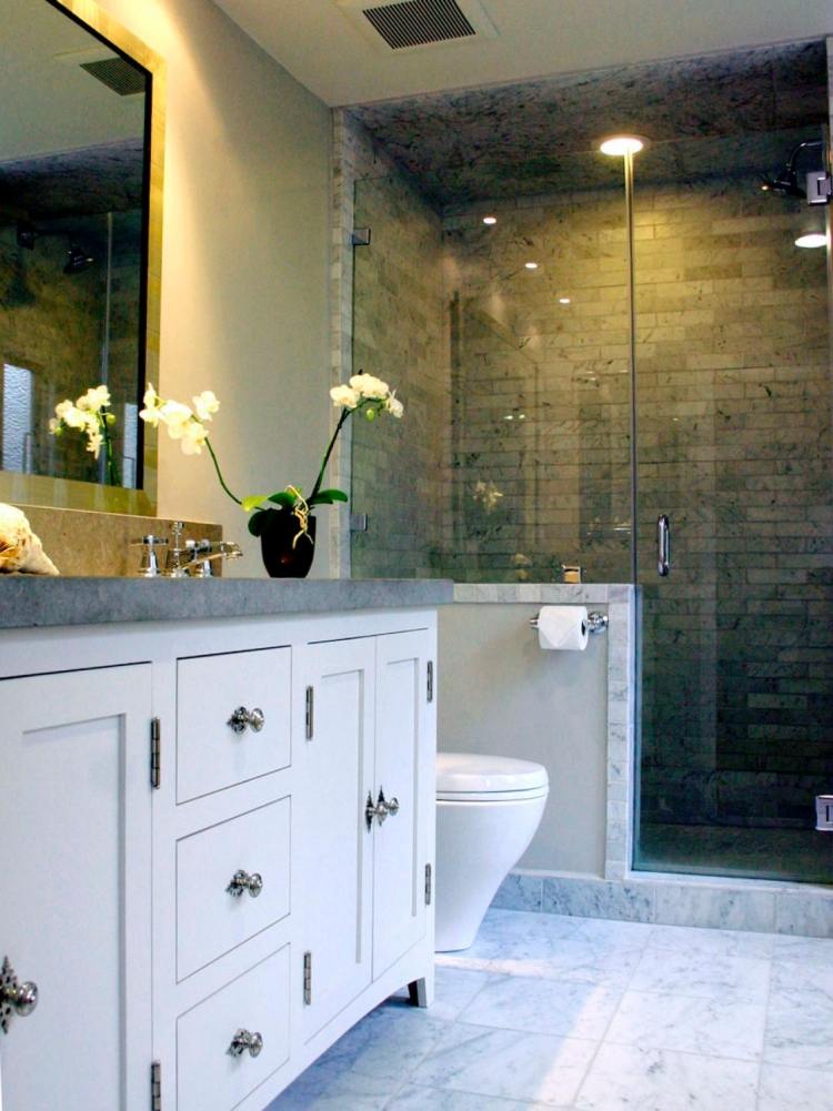 marmorboden-zu-hause-badezimmer-waschtisch-weiss-klo-duschkabine-glas-tuer