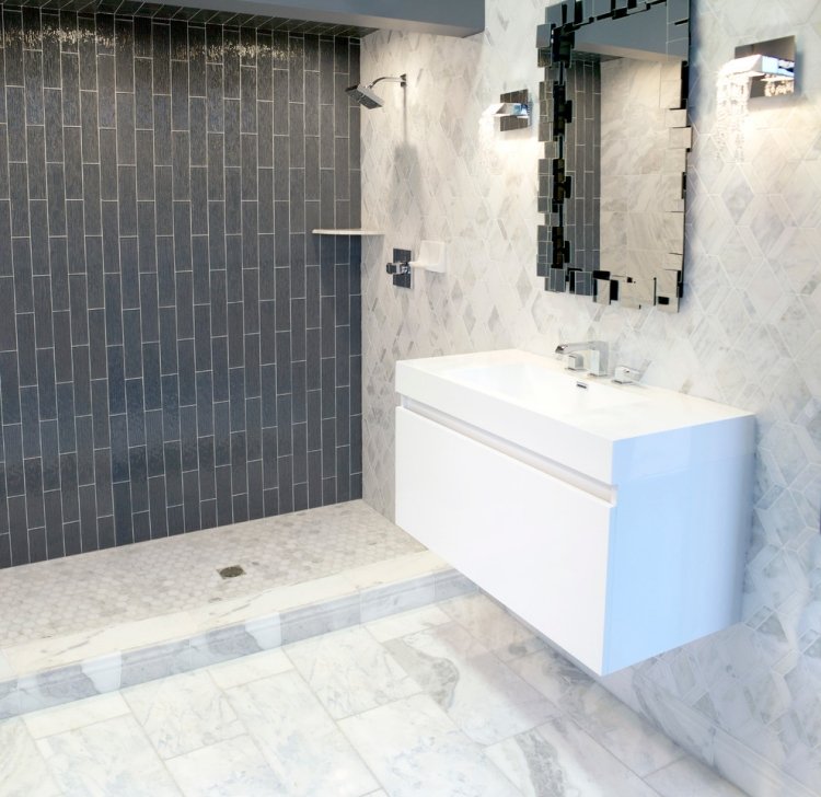marmorboden-zu-hause-badezimmer-weiss-schwarz-modern-figur-anordnung-spiegel-waschbecken