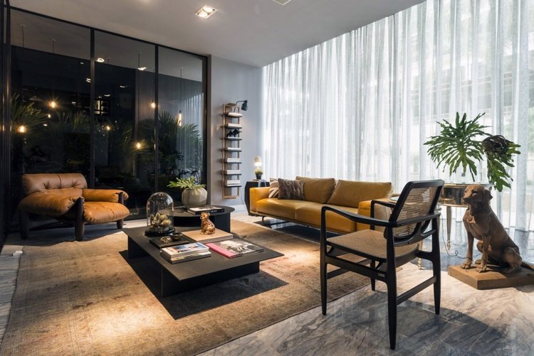 marmorboden-zu-hause-wohnzimmer-elegant-luxus-schwarz-dunkelbraun-couch-skulptur-hund