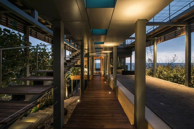 mediterranen stil strandhaus flur design modern holz fussboden beleuchtung