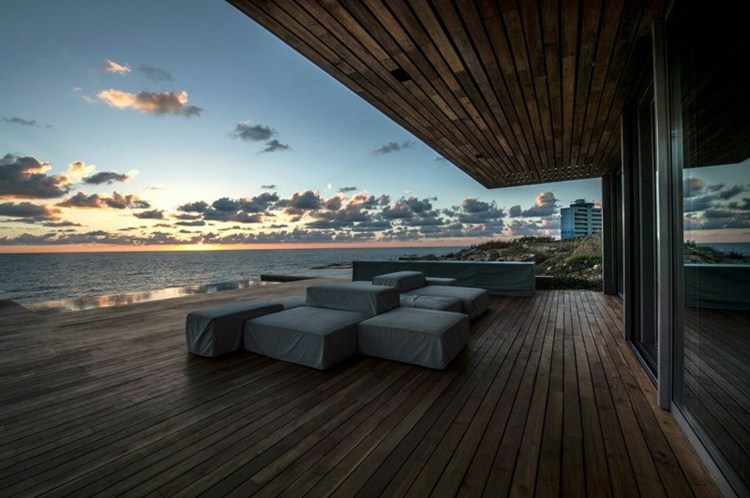 mediterranen stil strandhaus holz fussboden lounge hocker sonnenuntergang