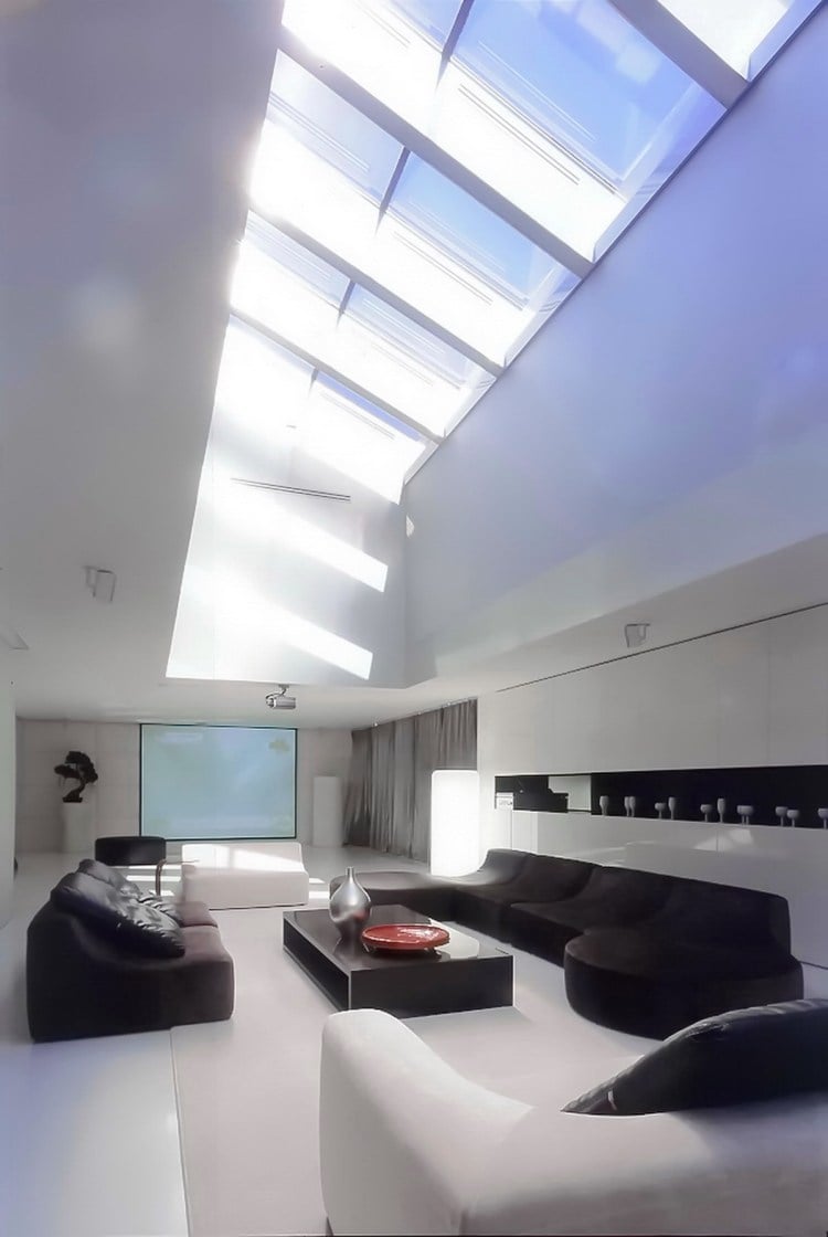 Minimalistisch Wohnen -dachfenster-wohnzimmer-schwarz-weiss-couches-licht-schlicht-tageslicht
