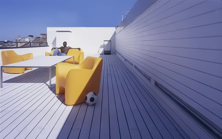 minimalistisch-wohnen-dachterrasse-penthaus-orange-sessel-aussen-ausblick-modern