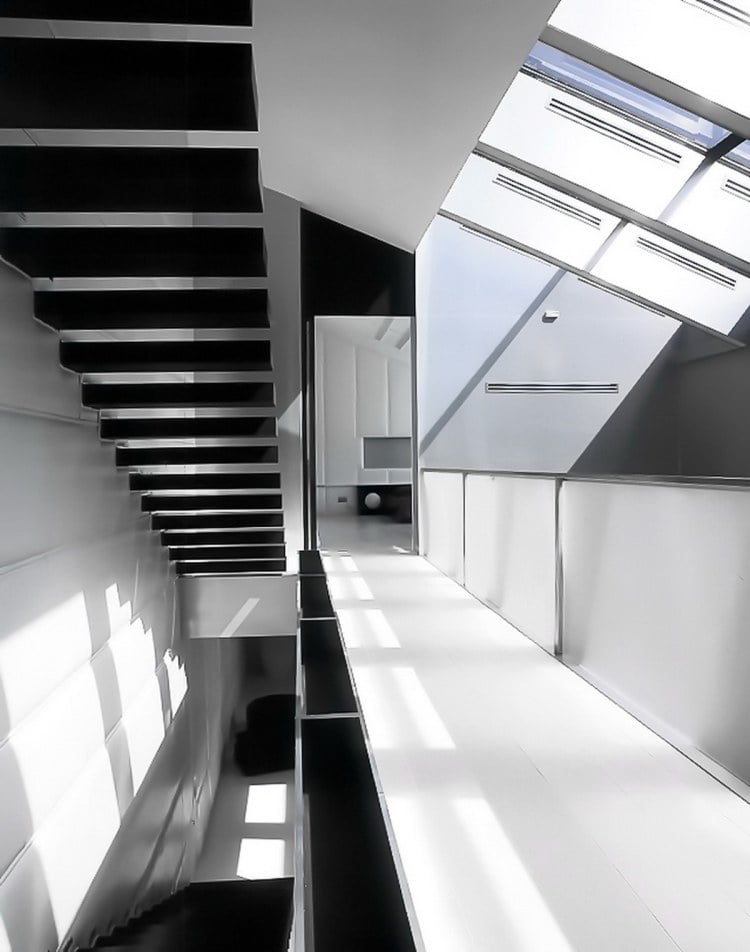 minimalistisch-wohnen-flur-penthaus-schwarz-weiss-dachfenster-modern-licht