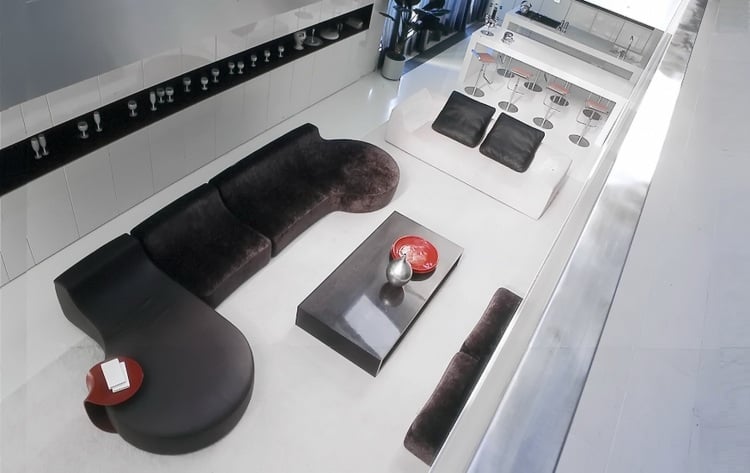 minimalistisch-wohnen-kueche-wohnzimmer-cpuch-schwarz-weiss-schlicht-penthaus-modern