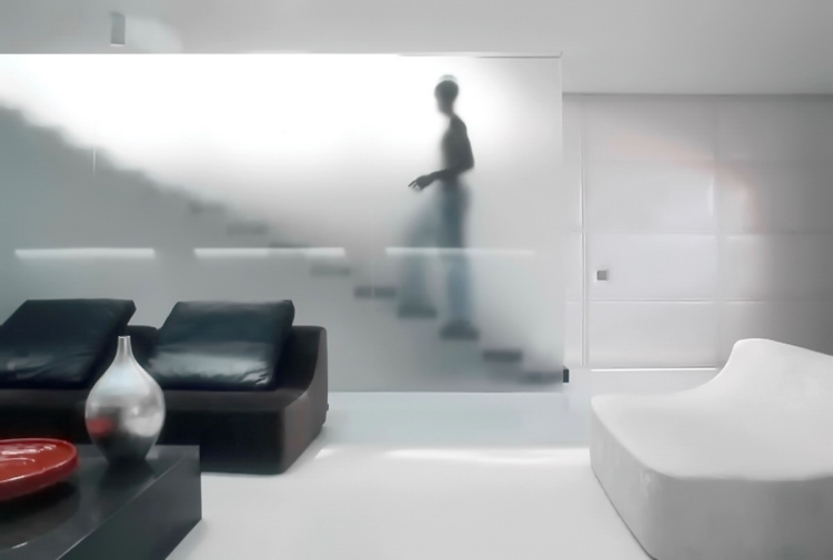 minimalistisch-wohnen-treppe-opak-glas-milchglas-couch-schwarz-weiss