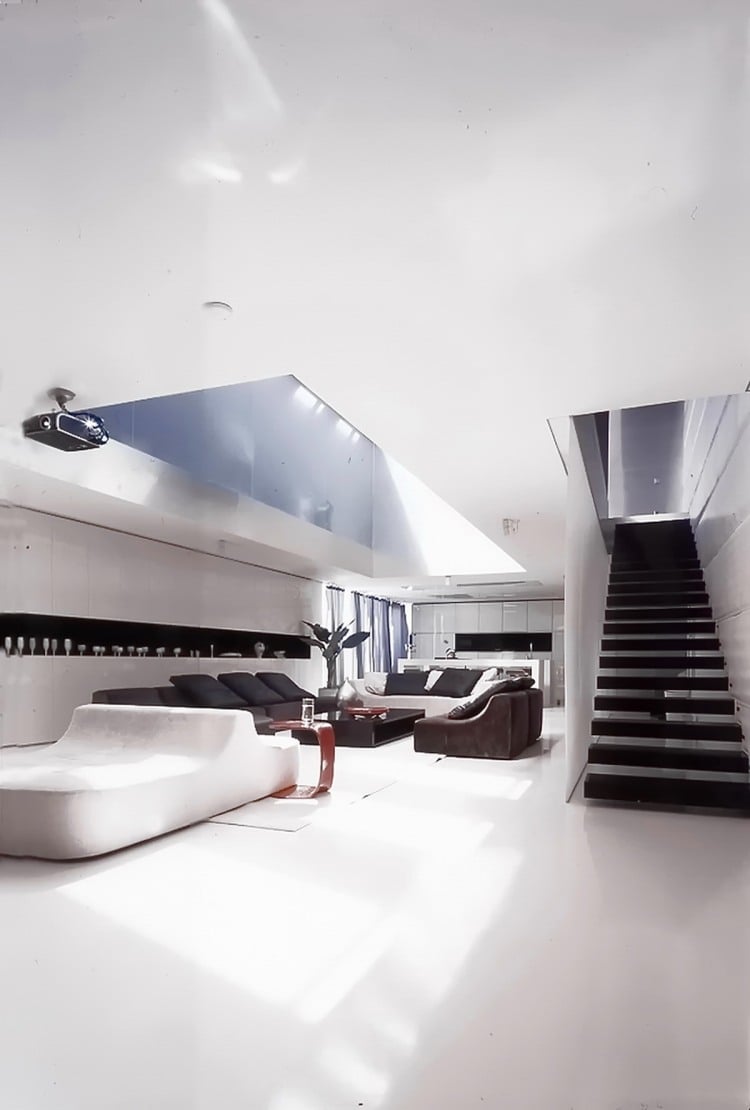 Minimalistisch Wohnen -treppe-penthaus-wohnbereich-couch-schwarz-weiss-boden-glanz