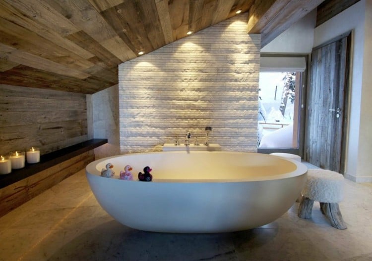 modern rustikal badezimmer im landhausstil decke holz oval badewanne