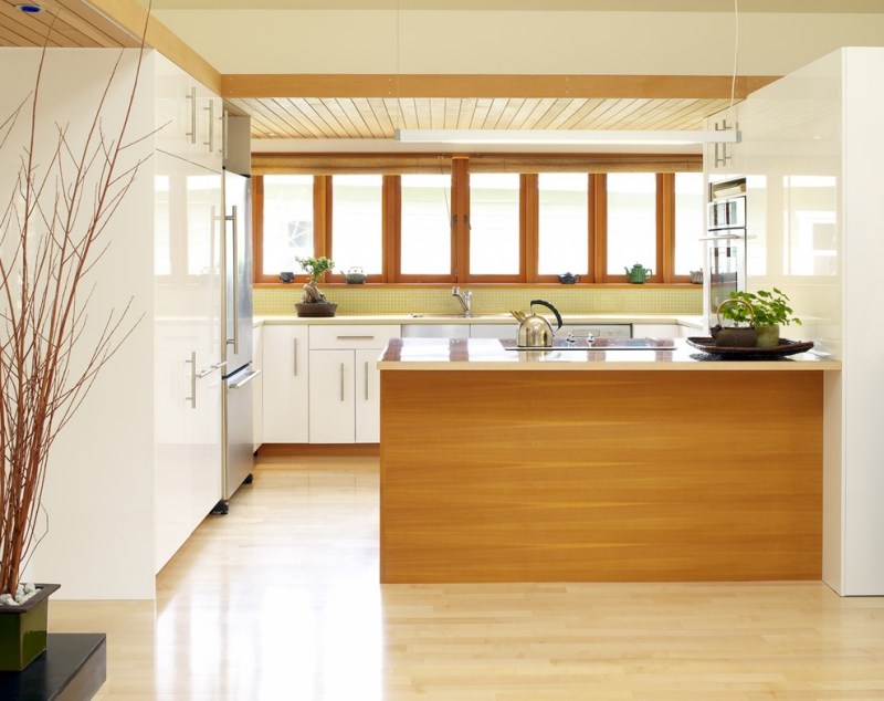 moderne Landhausküche weiss-Holz-Kochinsel-Fenster