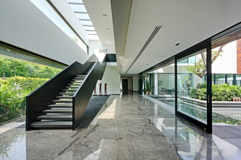 moderne-Terrassengestaltung-Innenarchitektur-Glas-Fronten