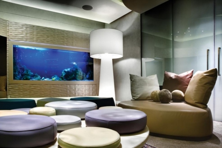 moderne-Wohnzimmer-Bilder-Ideen-Aquarium-Wandpaneele-Leder-Sitzsack
