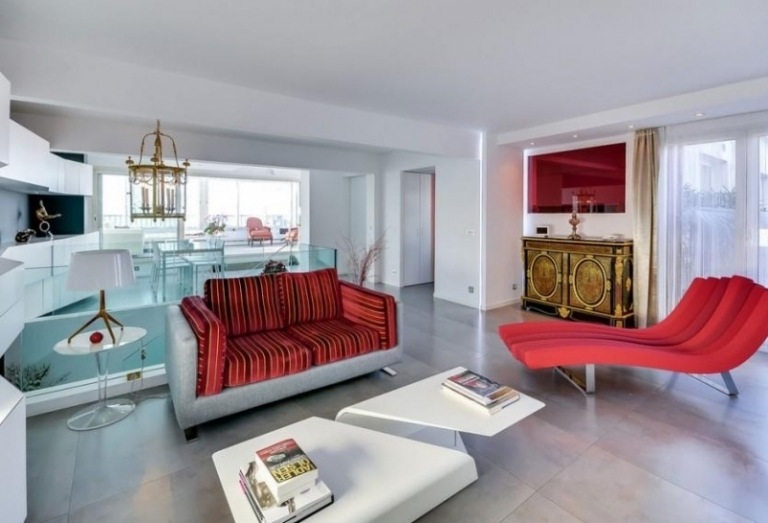 Moderne Inneneinrichtung -couch-grau-rot-ottomane-liege-couchtisch-weiss-boden-marmor-kommode-antik