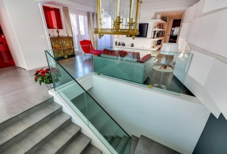Moderne Inneneinrichtung -mansarde-chic-treppe-akzente-rot-glas-marmor-weiss-gold-elemente-deko