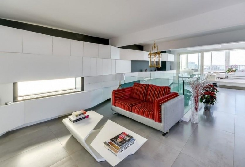 Moderne Inneneinrichtung -modern-dachgeschoss-offen-couch-rot-grau-couchtisch-boden-marmor-wandverkleidung