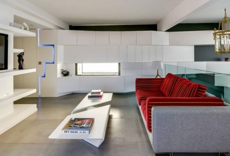 Moderne Inneneinrichtung -wandverkleidung-hochglanz-wohnwand-couch-rot-grau-couchtisch