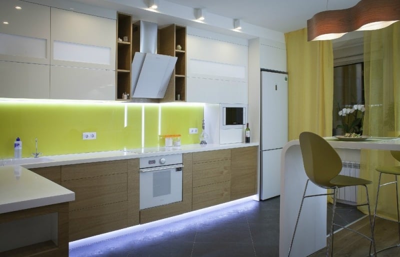 Moderne Küchen bilder-weiss-holz-fronten-gruener-glas-spritzschutz-led-beleuchtung