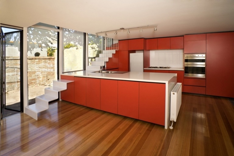 moderne-kuechenplanung-minimalistisch-farbig-orange-rot-treppe-schraenke