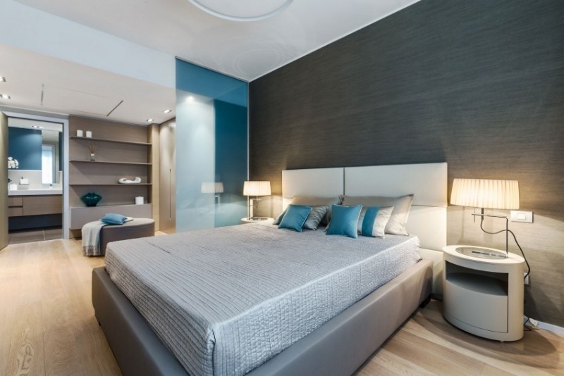 moderne Schlafzimmer graue-tapete-blaue-akzente
