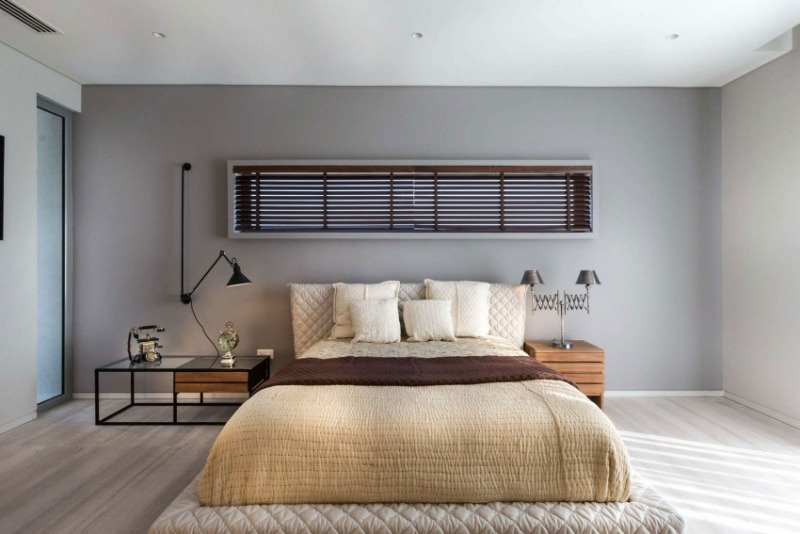 moderne-schlafzimmer-graue-wandfarbe-beige-polsterbett-deko-industrial-stil
