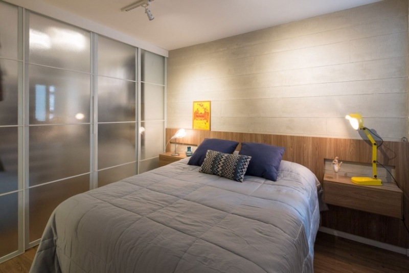 moderne-schlafzimmer-holzbett-integrierte-regale-begehbarer-kleiderschrank-schiebetueren