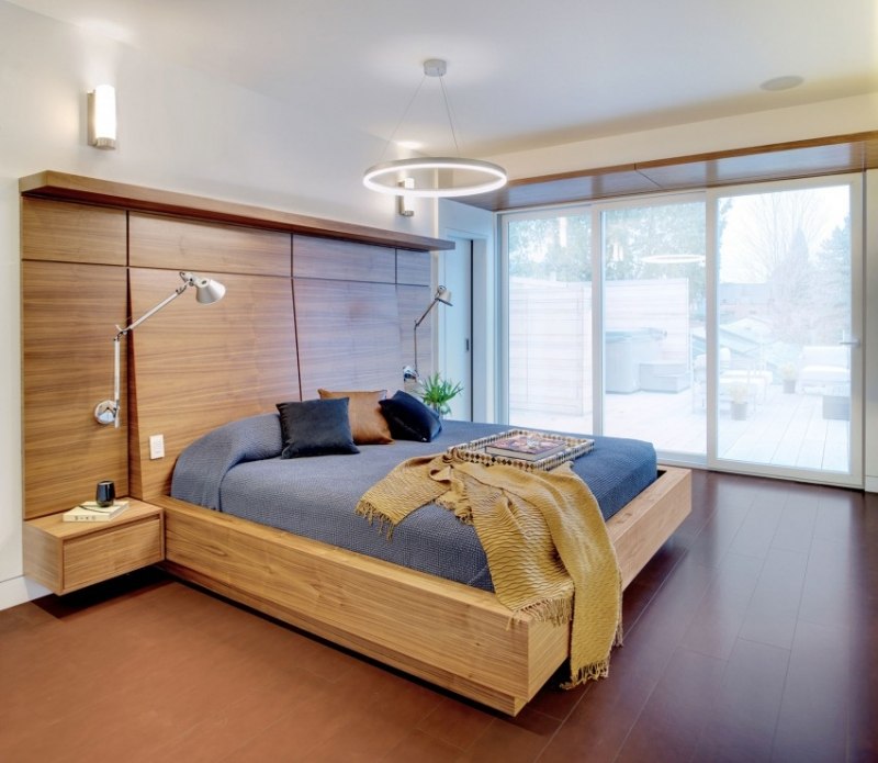 moderne-schlafzimmer-holzbett-integrierte-wand-nachttische