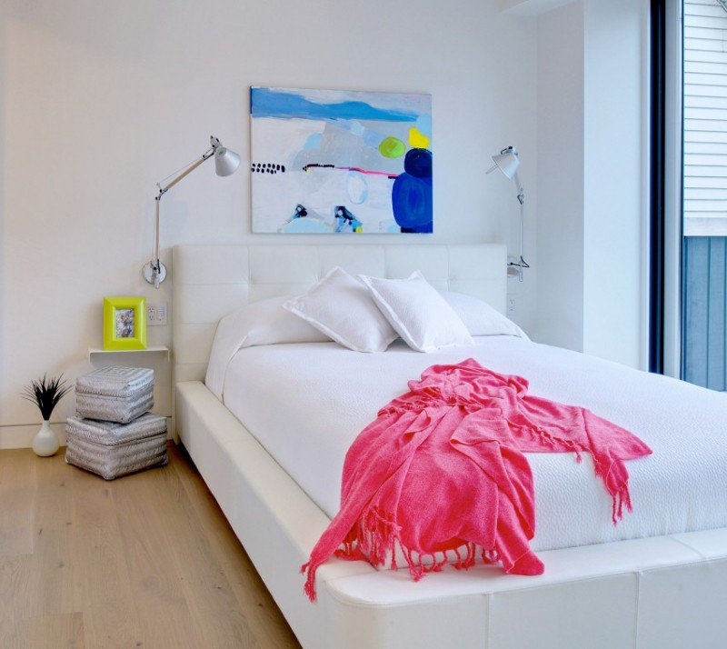 moderne-schlafzimmer-holzboden-weisses-polsterbett-neon-akzente