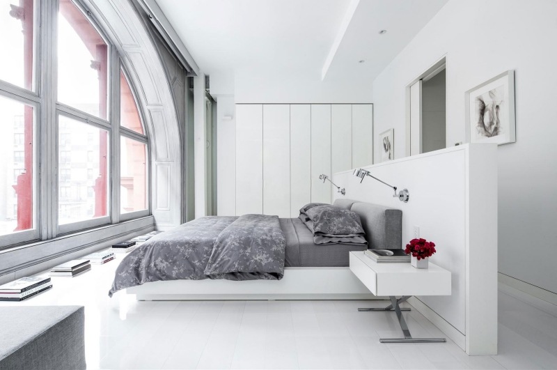 moderne-schlafzimmer-pur-weiss-graue-bettwasche-franzoesische-fenster