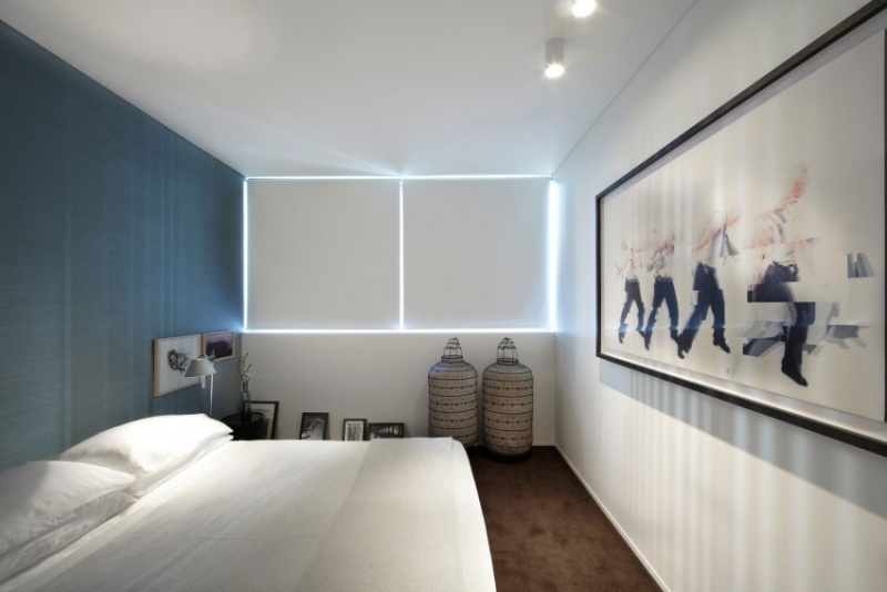 moderne-schlafzimmer-wandgestaltung-blaugraue-wandtapete-brauner-teppichboden