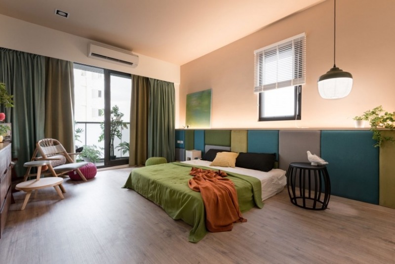 moderne Schlafzimmer wandgestaltung-polsterelemente-gruen-blau-indirekte-wandbeleuchtung